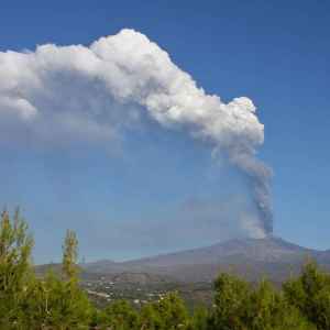 Etna in eruzione vista da Viagrande
